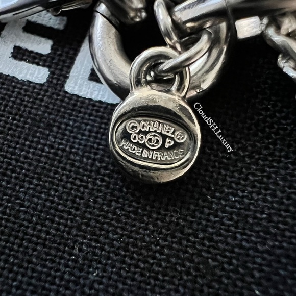 Auth Chanel CC Silver Plate Pendant Logo Keychain Keyring - Excellent condition - Picture 6 of 6